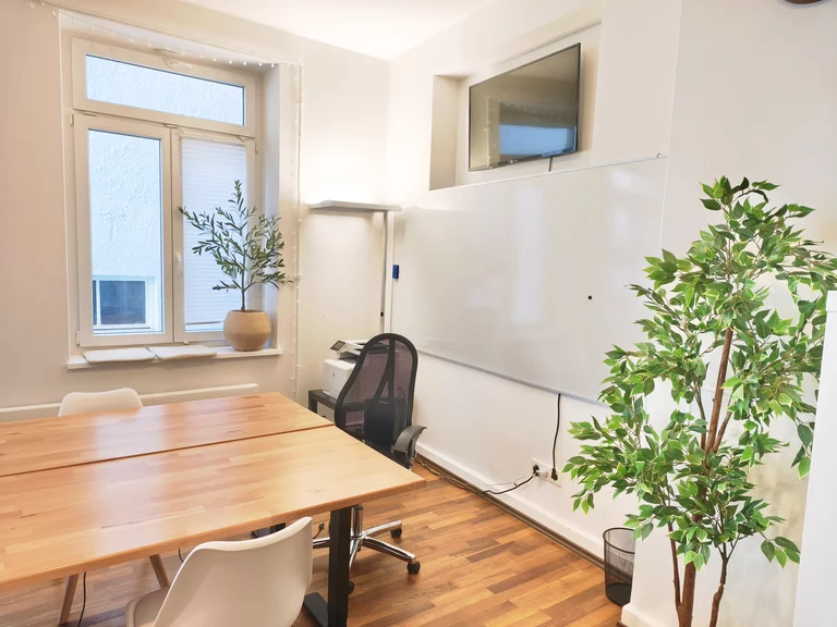 Heller Kursraum mit großem Tisch im Methode Loft