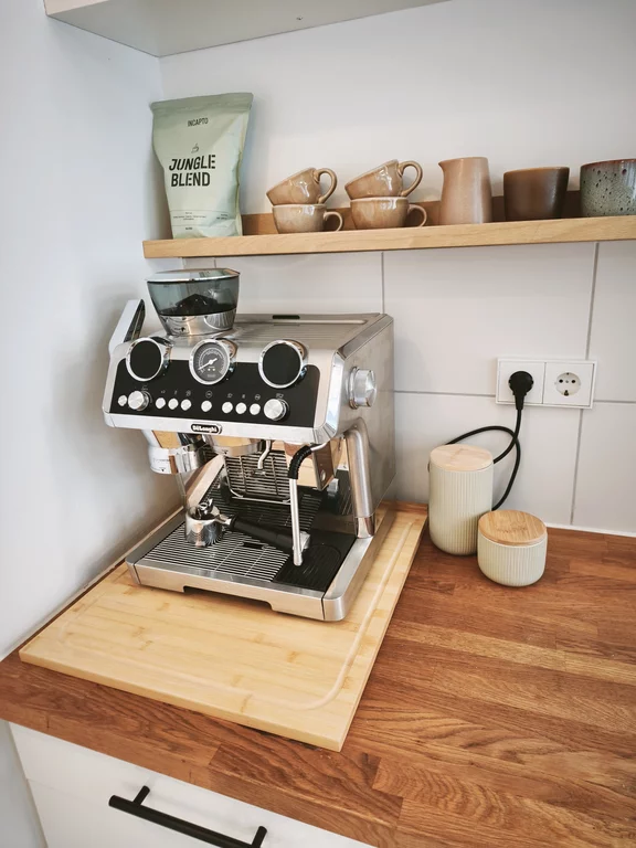 Kaffeemaschine und Tassen im Methode Loft