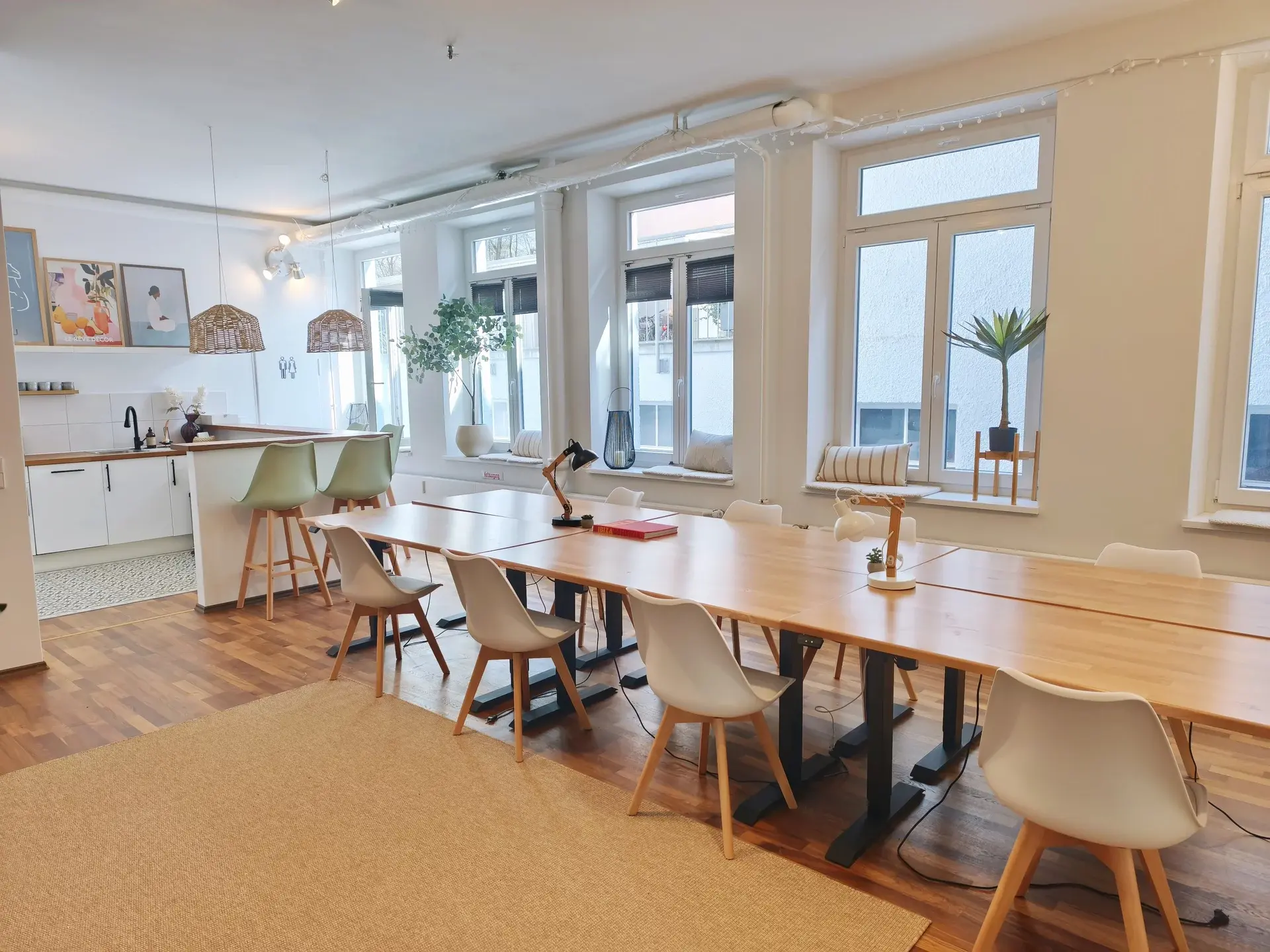 Der helle Methode Loft mit großer Tafel, Küche und Bar